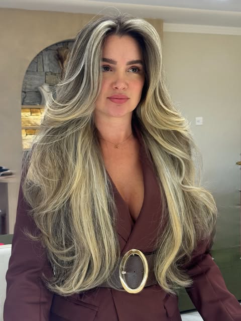 Cabelo longo e iluminado, trabalho de Cíntia Siqueira