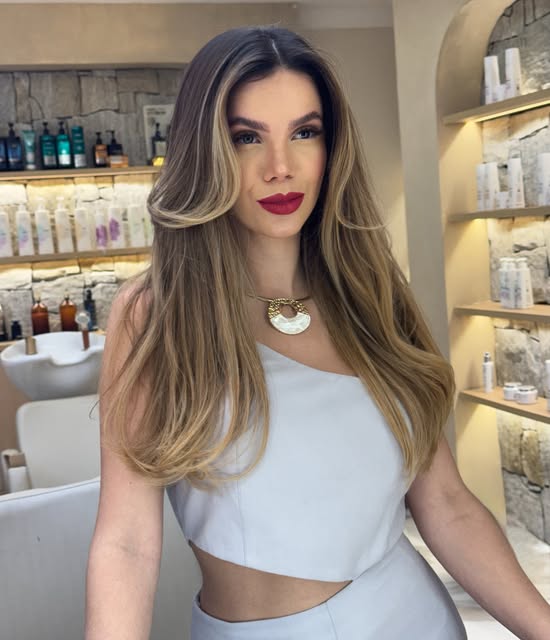 Cabelo longo com iluminação natural, trabalho de Cíntia Siqueira